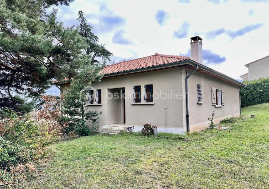 VILLA AVEC SOUS-SOL COMPLET SUR 2 510 m² DE TERRAIN CONSTRUCTIBLE – 4 pièces – 3 chambres – 103 m²