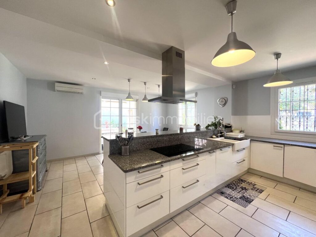 Maison 280m2 à Poussan – 7 pièces – 6 chambres – 280 m²