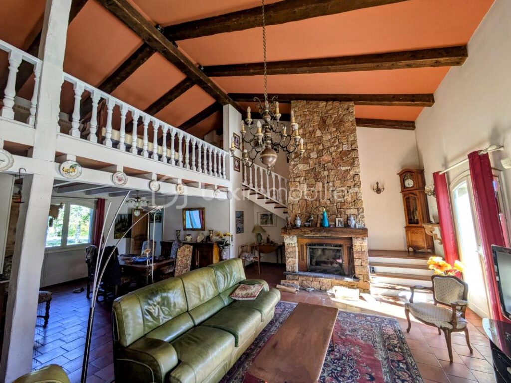 Maison d’architecte de 208m2 au calme sur terrain clos et sécurisé – 6 pièces – 4 chambres – 208 m²