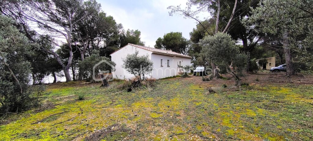 Magnifique maison sur une grande parcelle avec une dépendance et un garage , au bord de la plage de l’étang de Berre , sur Saint-Chamas – 4 pièces – 3 chambres – 127 m²