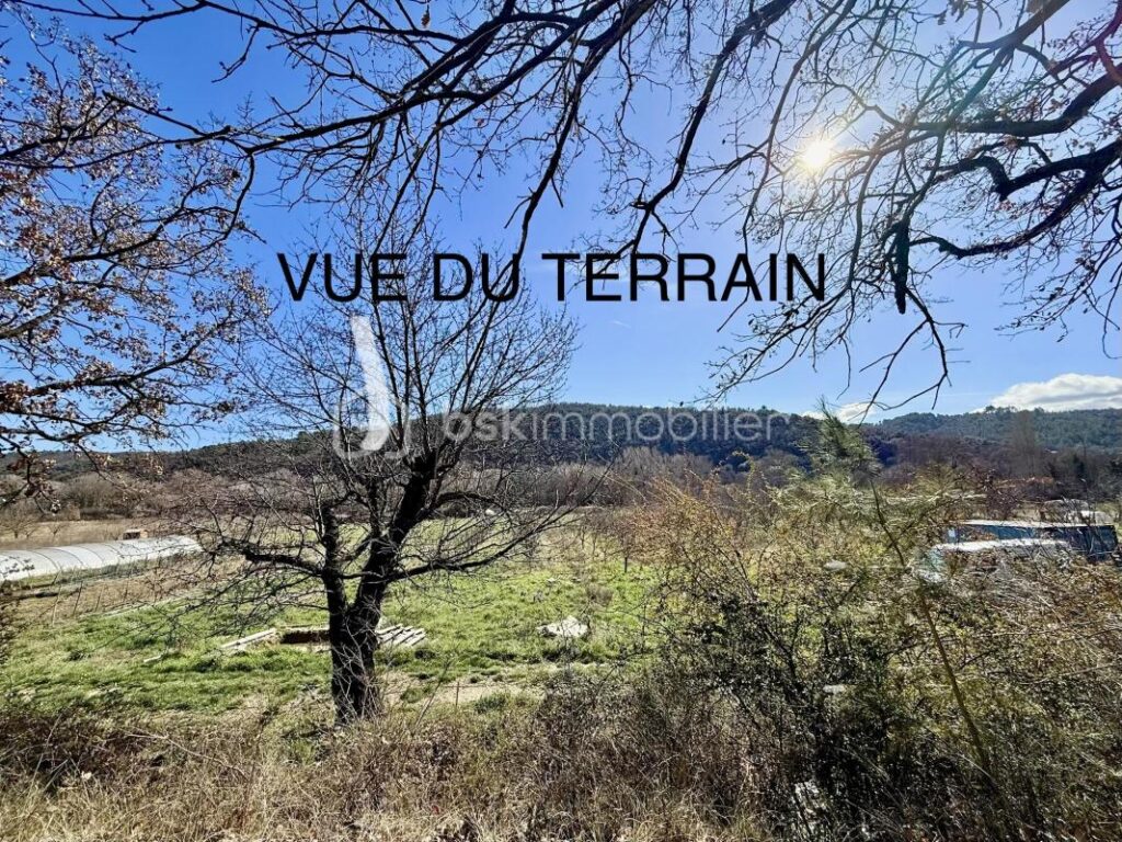 À VENDRE -COUP DE CŒUR – Terrain constructible avec vue – 634 m² – Allemagne-en-Provence . PRIX 95 000€ – NR pièces – NR chambres – 634 m²