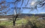 À VENDRE -COUP DE CŒUR – Terrain constructible avec vue – 634 m² – Allemagne-en-Provence . PRIX 95 000€ – NR pièces – NR chambres – 634 m²