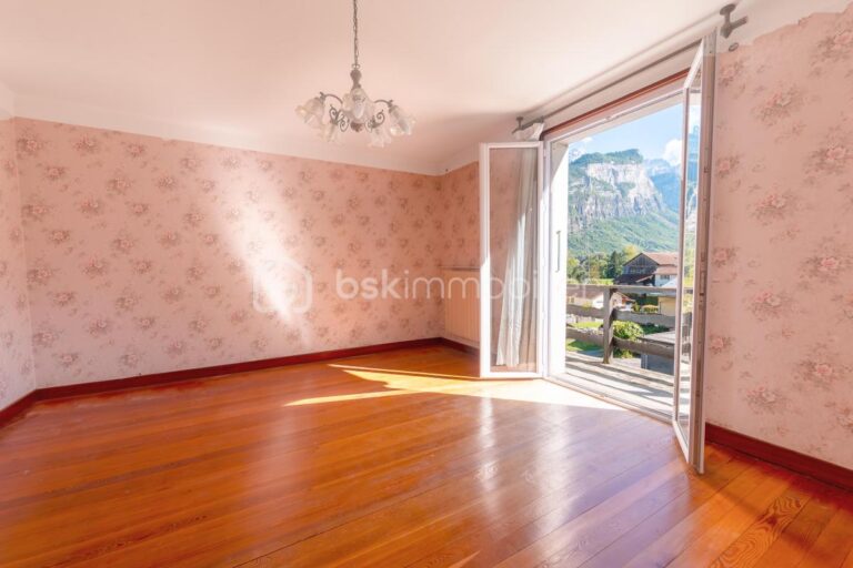 74300 – MAGLAND – GRANDE MAISON DE VILLAGE – PROJET DE RÉNOVATION – SITUATION AU CALME ET ENSOLEILLÉE – 3 NIVEAUX, 270M² DE SURFACE TOTALE POUR 170M² HABITABLES – 8 pièces – 4 chambres – 170 m²