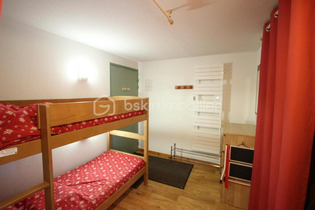 APPARTEMENT T2 SITUÉ NIVEAU 2 COMPRENANT ENTRÉE AVEC COIN MONTAGNE, SÉJOUR AVEC KITCHENETTE, UNE CHAMBRE, SALLE DE BAINS, WC, BALCON ET UN CASIER À SKIS – 2 pièces – 1 chambre – 37 m²