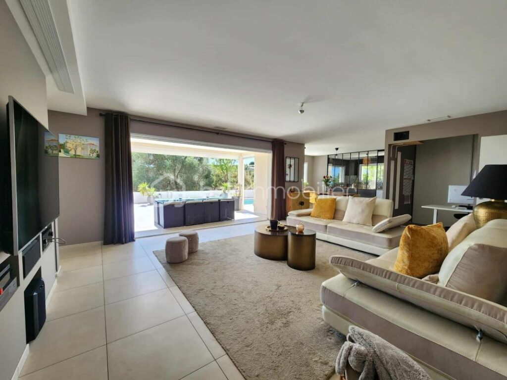 Superbe villa de plain-pied sans vis-à-vis avec quatre chambres – 6 pièces – 4 chambres – 145 m²