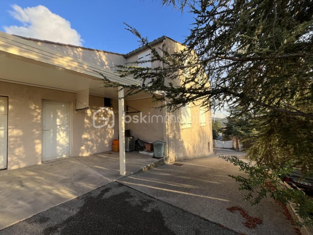 une maison de 145 m² à Saint-Étienne-les-Orgues – 4 pièces – 4 chambres – 143 m²