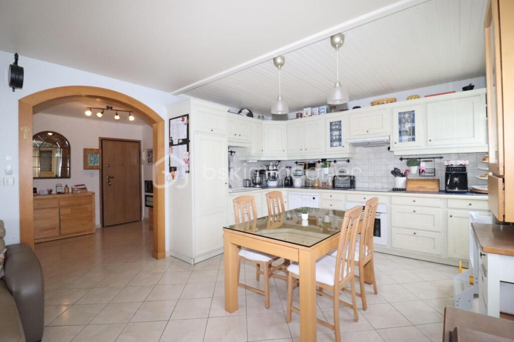 APPARTEMENT AGREABLE ET LUMINEUX ( 4 pièces 86m² ) avec 3 chambres et box – 4 pièces – 3 chambres – 86 m²