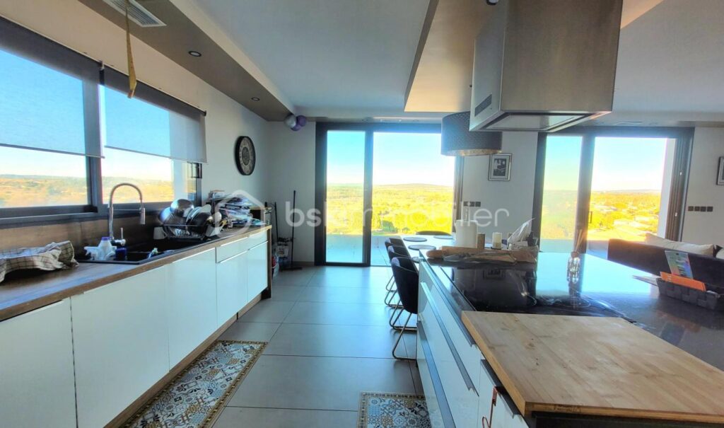 Splendide villa avec une vue imprenable – 10 pièces – 7 chambres – 310 m²