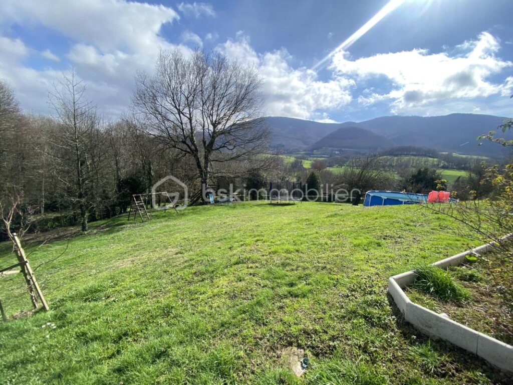 MAISON, 5 CHAMBRES, GRAND JARDIN ET ATELIER – 7 pièces – 5 chambres – 172 m²