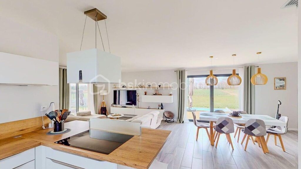 Vivre Dedans-Dehors : maison de plain-pied, baignée de lumière avec vue dégagée sur la nature – 5 pièces – 3 chambres – 115 m²