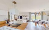 Vivre Dedans-Dehors : maison de plain-pied, baignée de lumière avec vue dégagée sur la nature – 5 pièces – 3 chambres – 115 m²