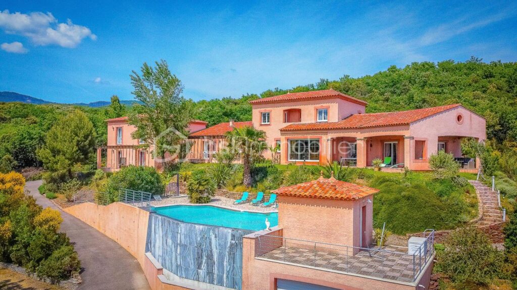 Domaine d’architecte 490 m² – 3 logements indépendants – Piscine à débordement – Vue panoramique – DPE A – Saint-Jean-de-la-Blaquière (34700) – 40 min Montpellier – 16 pièces – 12 chambres – 490 m²