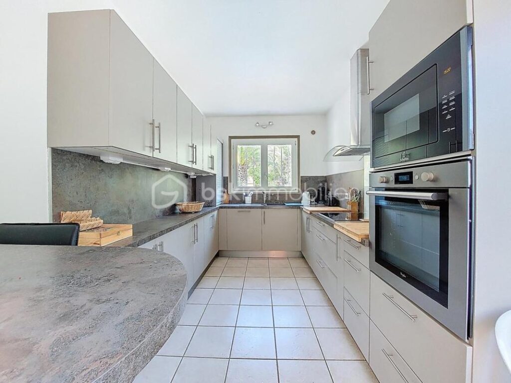 VILLA DE CARACTERE AVEC PISCINE – 7 pièces – 4 chambres – 158 m²