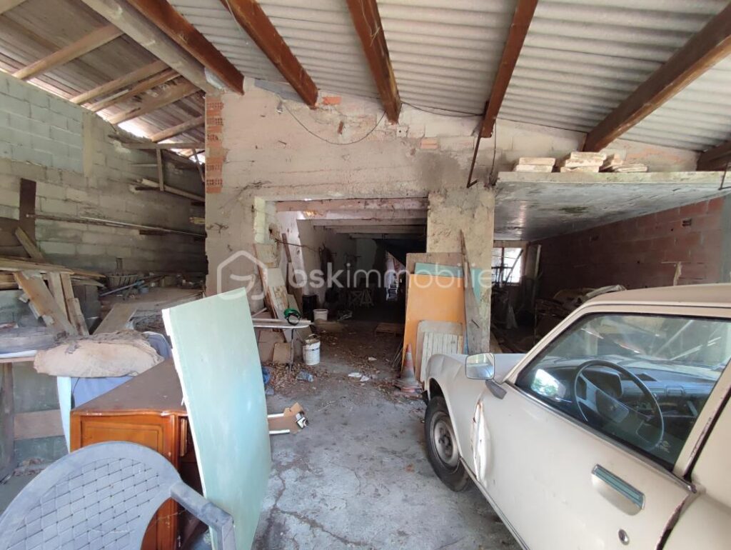 Parcelle constructible avec hangar et vue imprenable – 1 pièce – NR chambres – 180 m²