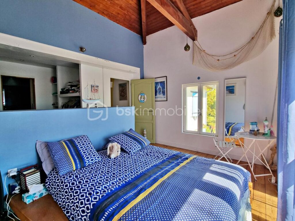 Corps de ferme rénové de 215 m² avec dépendances, grand terrain et piscine naturelle – 5 pièces – 3 chambres – 215 m²