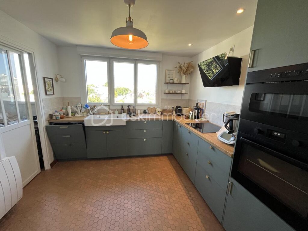 💎 Dernier étage avec balcon – Vue panoramique sur Brest, le téléphérique 🚡 et la mer 🌊 💎 Garage de 60m2 sécurisé – 4 pièces – 2 chambres – 78 m²