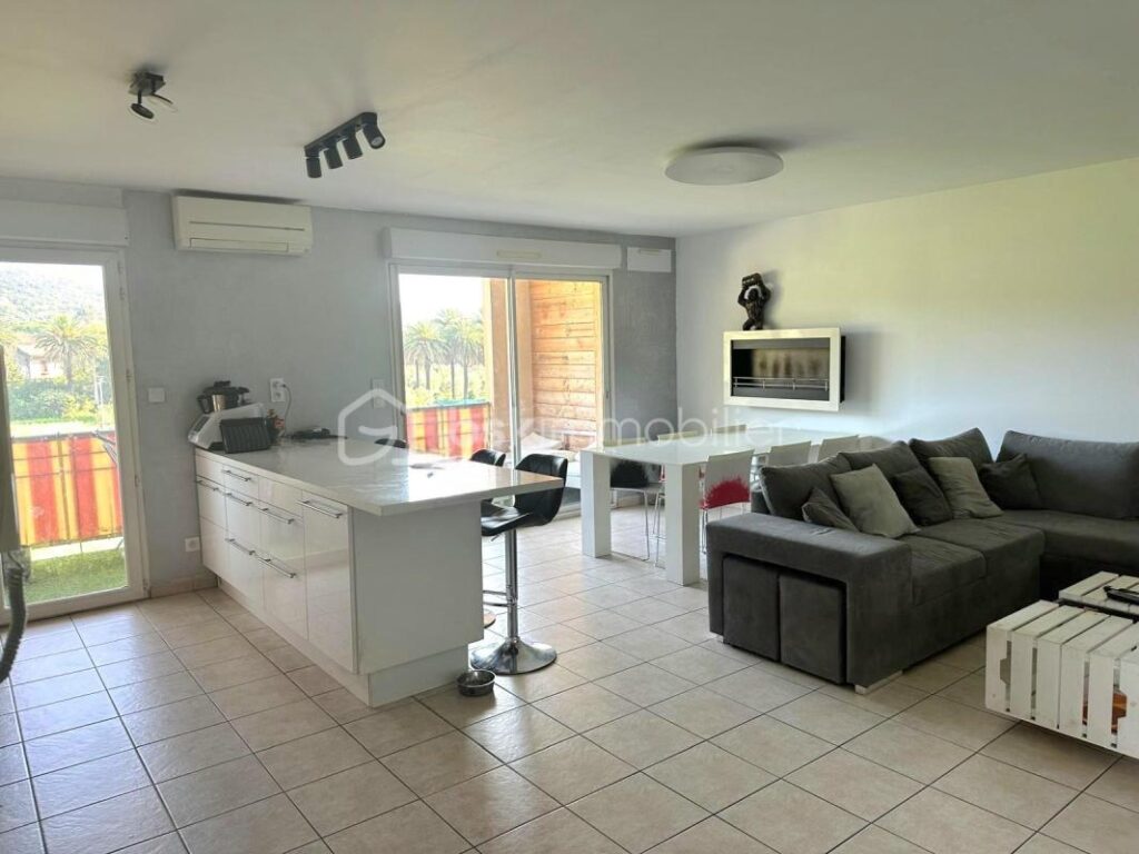 HYERES OUEST: T3 traversant 68 m² – Terrasse 12 m² – Climatisation – Parking sous-sol – Aucun travaux – 3 pièces – 2 chambres – 67 m²