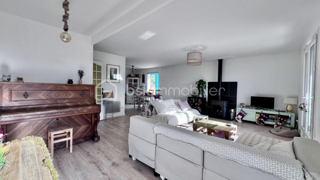 ACHAT Maison avec vue dégagée, 3 chambres + dépendance et grand terrain – Le Val – 6 pièces – 3 chambres – 97 m²