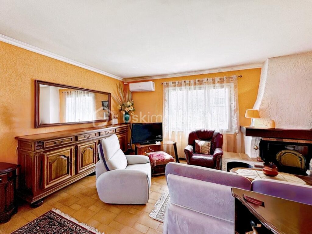 DPT VAR (83) – SIX-FOURS-LES-PLAGES – VILLA DE 130 m² SUR TERRAIN DE 683 m² – 6 pièces – 4 chambres – 130 m²