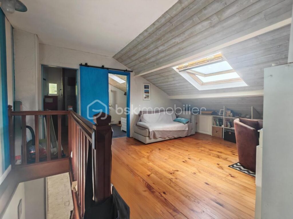 CREIL – Maison individuelle 6 pièces – 102 m² habitables / 160 m² au sol – Grand jardin devant et derrière – Exposition plein sud – 6 pièces – 2 chambres – 101 m²