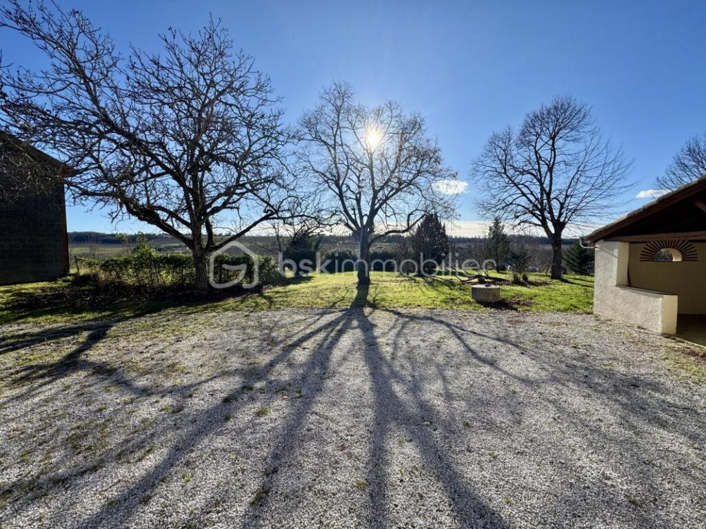 Ancienne ferme de 139m2 habitables – nombreuses dépendances – 4588m2 de terrain – 5 pièces – 3 chambres – 136 m²