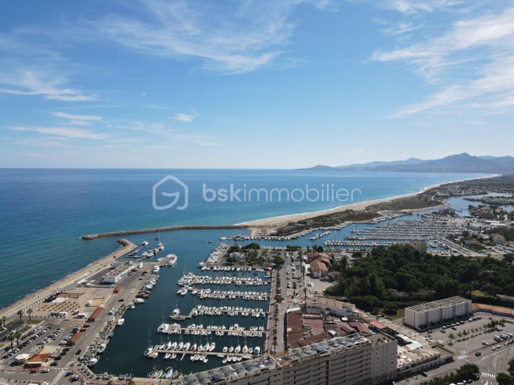 🏖 T2 rénové avec belle loggia – Vue Albères – Dernier étage ascenseur avec parking et cave – Plage à pied – 2 pièces – 1 chambre – 28 m²