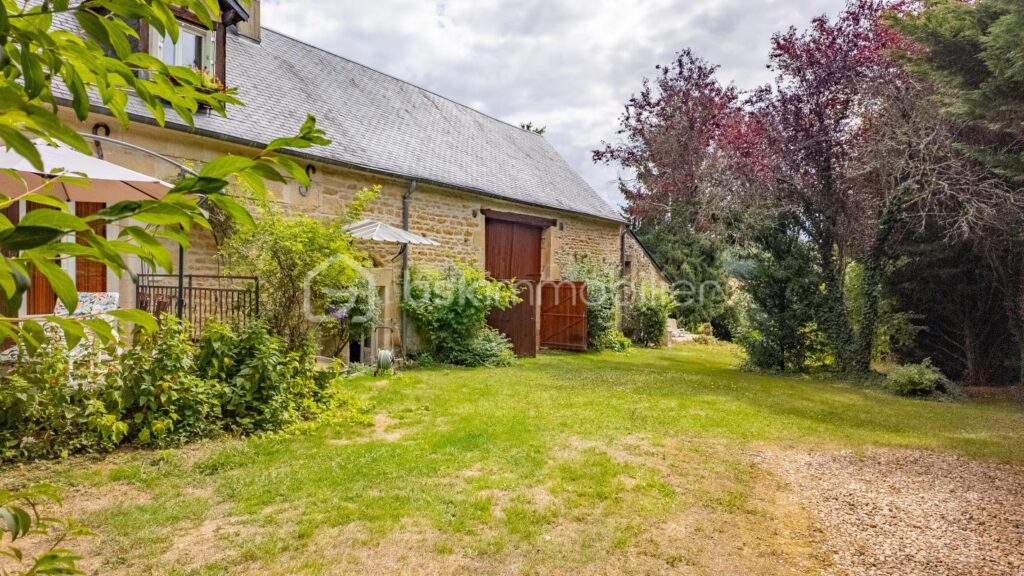 Magnifique longère de caractère avec beau terrain, véranda, annexes et grange sur la commune de Prémery – 6 pièces – 3 chambres – 171 m²