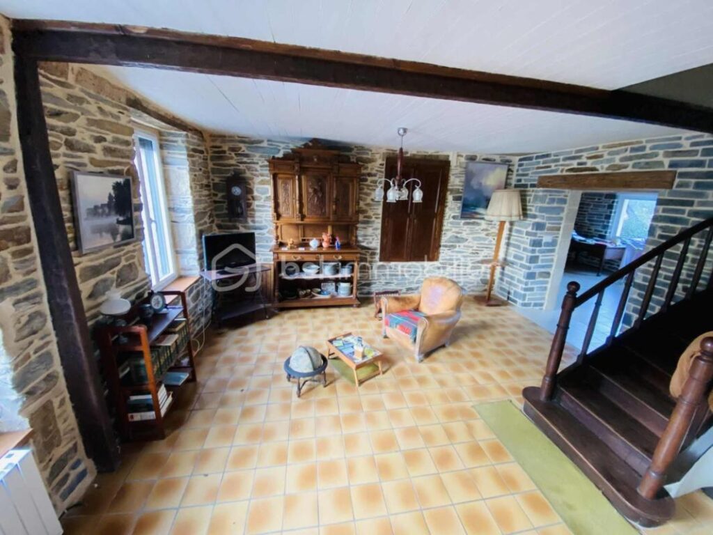 NOUVEAU : Maison en Pierre 167 M² Habitable ( Centre Bourg GUILLIERS) – 10 pièces – 4 chambres – 1638 m²