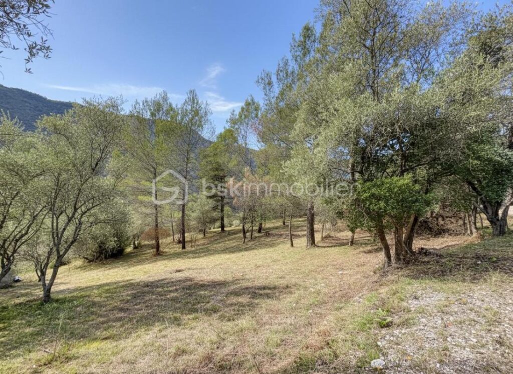 Rare à Pierrefeu : 3 046 m² de nature dont 1 084 m² constructibles, accès direct et étude de sol déjà réalisée – NR pièces – NR chambres – 3046 m²