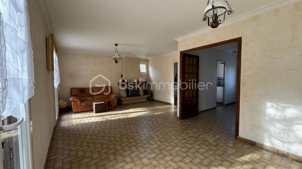 Maison familiale traditionnelle 7 pièces – 4 chambres – Grand sous-sol – Proche centre bourg de PACÉ – 6 pièces – 4 chambres – 120 m²