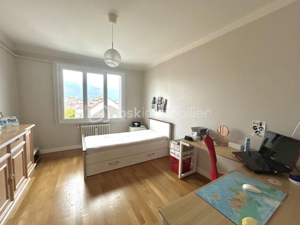 Annecy – T3 de 71m2 dernier étage vendu loué – Vue dégagée – 3 pièces – 2 chambres – 71 m²