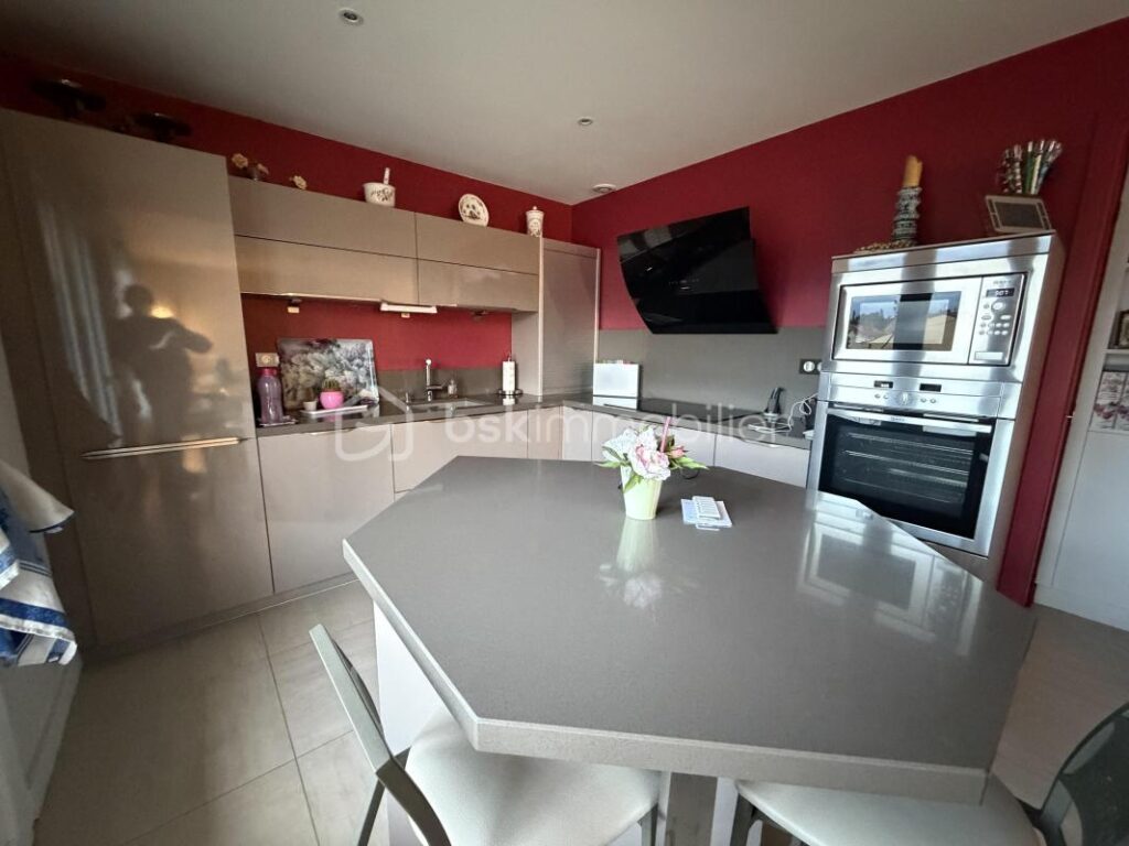 Roanne, à 5 min de la gare, Appartement d’exception 82 m² refait à neuf – Balcon, garage et cave sécurisés – 3 pièces – 2 chambres – 82 m²