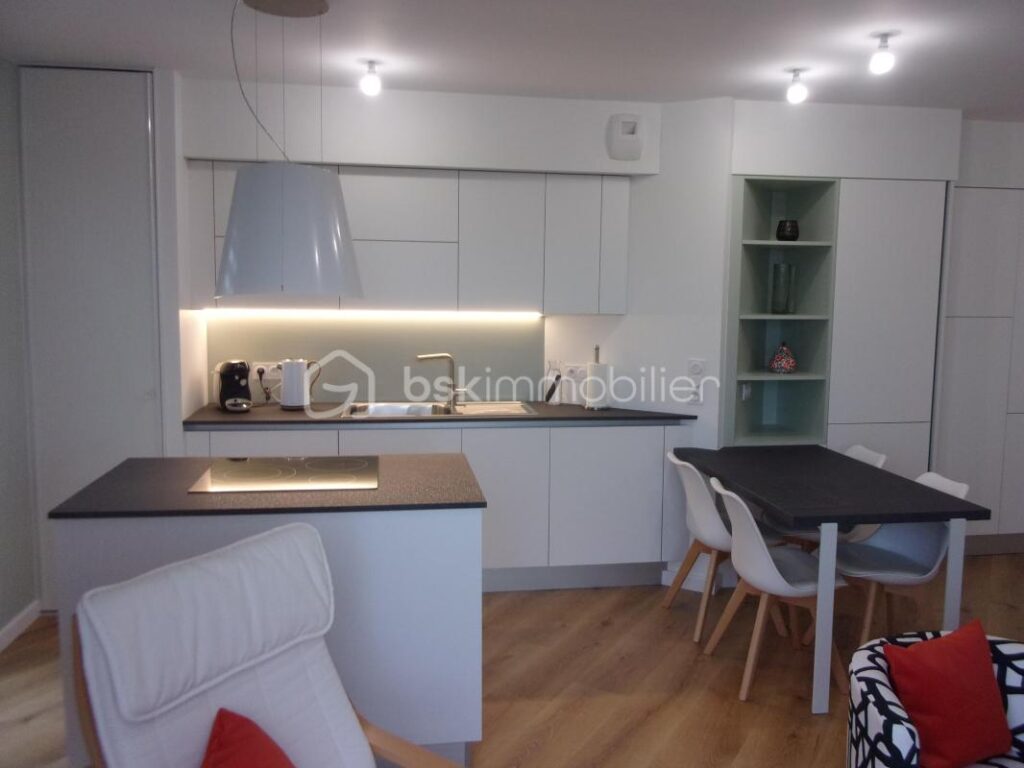 GUIPAVAS – APPARTEMENT de 2020 – 42 M2 – CENTRE BOURG – DERNIER ÉTAGE – TERRASSE – VUE DÉGAGÉE – UNE CHAMBRE – PLACE DE PARKING – CAVE – 2 pièces – 1 chambre – 42 m²