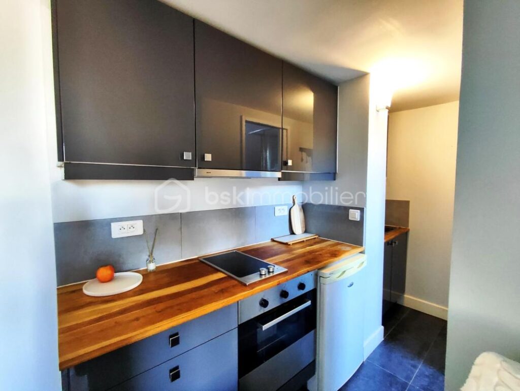 Paris 14ème Secteur Raspail/Denfert Rochereau, Dans un immeuble de standing, studio en parfait état au dernier étage avec ascenseur – 1 pièce – NR chambres – 23 m²