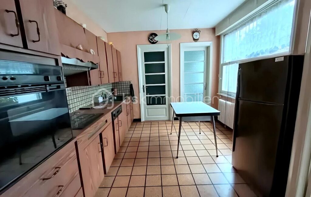 SECTEUR TOP MAISON SEMI INDIVIDUELLE LUMINEUSE, EN RETRAIT DE RUE – BEAU JARDIN GRAND GARAGE DEPENDANCES – 4 pièces – 3 chambres – 107 m²