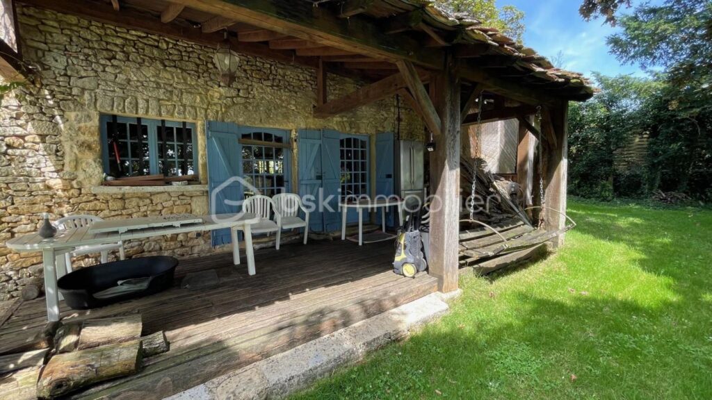 Grande propriété en pierre sur 86000m² de terrain – 7 pièces – 5 chambres – 226 m²