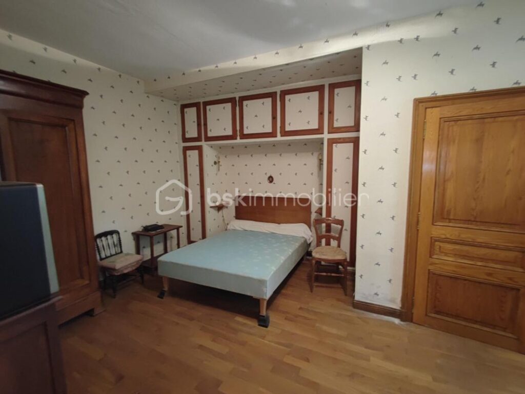 Une propriété comprenant deux habitations, une longère de 100 m² et un logement de 42 m² avec une grange et dépendances, cave sur 3406 m² de parcelle – 5 pièces – 3 chambres – 129 m²