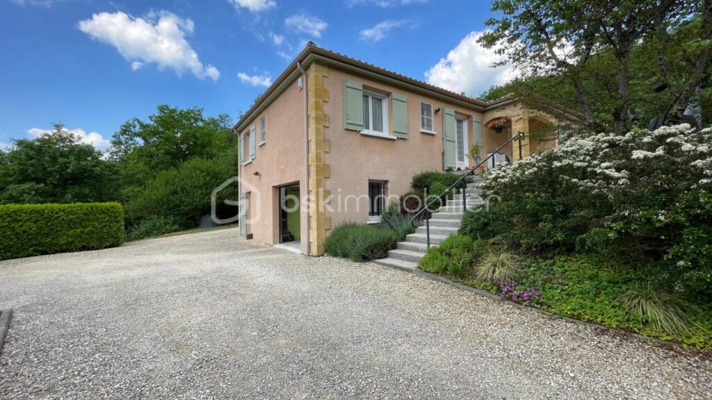 Maison rénovée avec soins sur 3532 m² de terrain non clos – 4 pièces – 3 chambres – 116 m²