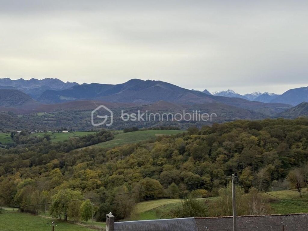 Terrain Constructible à Julos avec vue sur les Pyrénées – NR pièces – NR chambres – 2650 m²