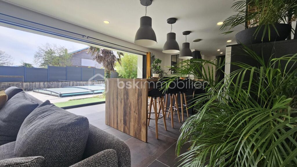 Ancien corps de ferme de 127 m2 entièrement rénové avec piscine – 4 pièces – 3 chambres – 122 m²