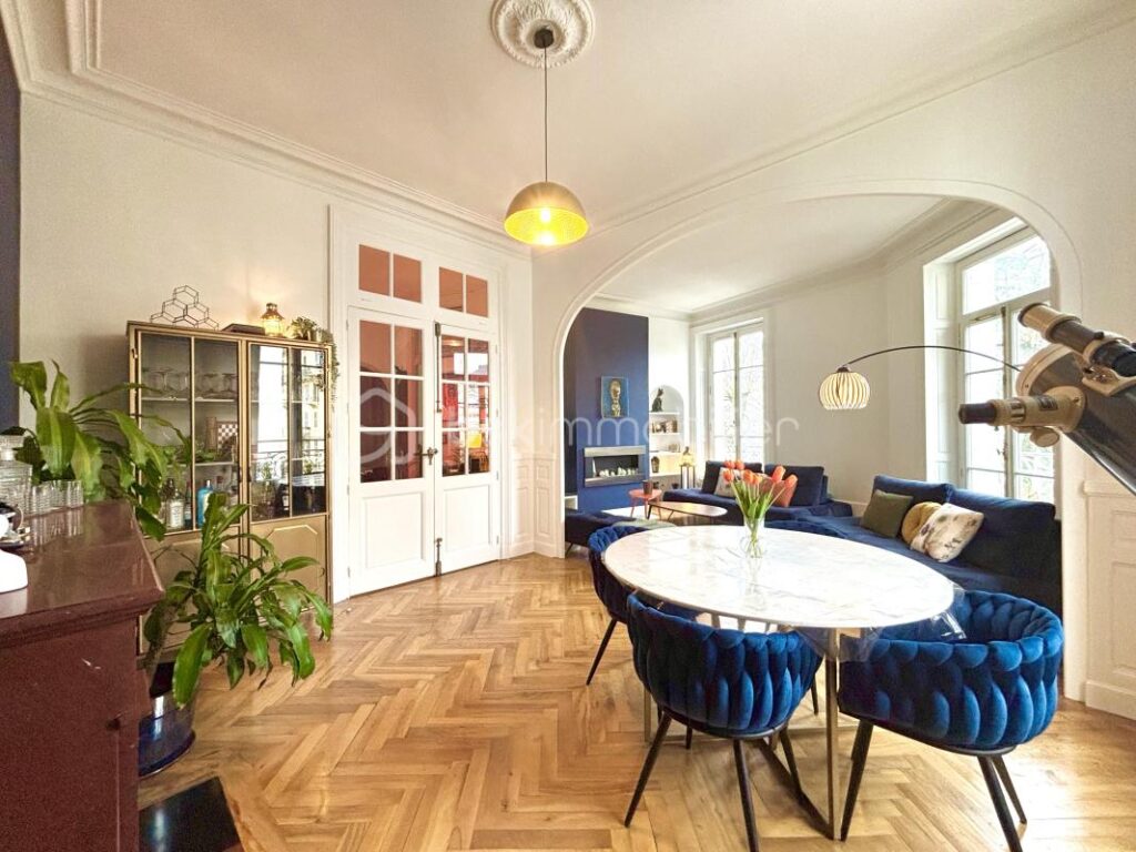 Superbe appartement style haussmannien rénové – 120 m² – 3 chambres et mezzanine – Balcon – Vue dégagée – 4 pièces – 3 chambres – 119 m²