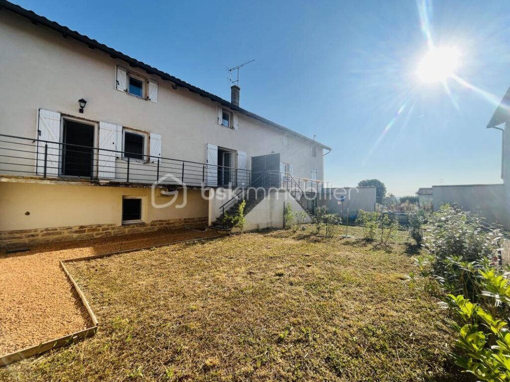 Maison de charme rénovée – 135m² au cœur d’une ferme rénovée – Proche Villefranche-sur-Saône – 4 pièces – 3 chambres – 120 m²