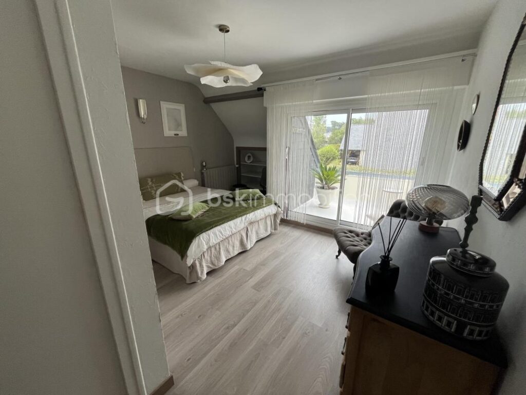 MAGNIFIQUE MAISON D’ARCHITECTE, AU CALME, AU PIED DES COMMERCES ET PROCHE GARE – 6 pièces – 3 chambres – 168 m²