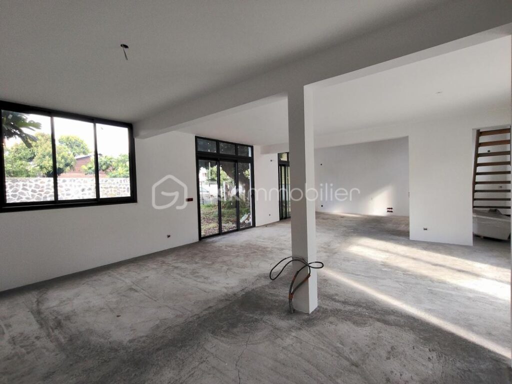 Villa Neuve de 200m² avec piscine – Saint-Paul – 5 pièces – 2 chambres – 200 m²