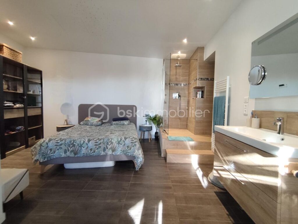 VILLA DE PRESTIGE – 270m² – PISCINE – CARROS VILLAGE – 7 pièces – 5 chambres – 264 m²