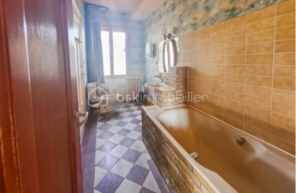 ***Opportunité rare pour investisseurs *-*vaste bâtisse de caractère à Embrun-*** – 40 pièces – NR chambres – 900 m²