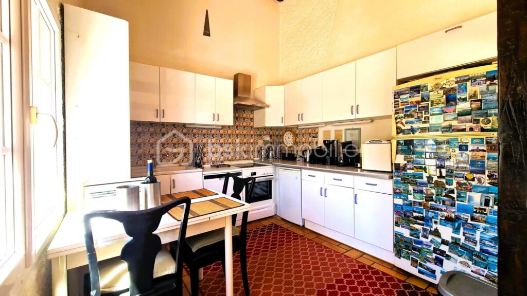 ***Propriété atypique- 299m²- T8- Terrasse- Cour- Garage- Extérieur- Calme- Vue***- Isolé- La Palme*** – 9 pièces – 6 chambres – 299 m²