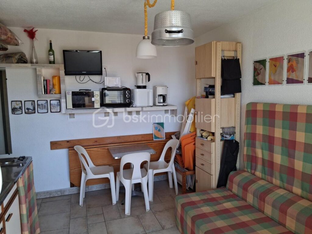NARBONNE-PLAGE – APPARTEMENT T2 au 2ème étage avec PLACE DE PARKING – BON ETAT à 100m de la plage – Vendu meublé – 2 pièces – 1 chambre – 21 m²