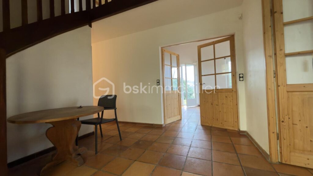 Magnifique maison de 136 m2 sur 4000 m2 de terrain – 6 pièces – 3 chambres – 136 m²