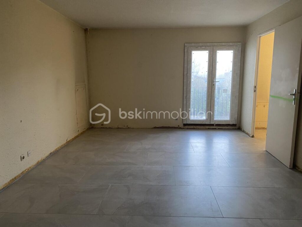 Appartement 2 pièces à restaurer entièrement de 62 m² avec balcons – Résidence avec ascenseur et parkings avec portail électrique sécurisé – Idéal résidence principale, résidence secondaire ou investisssement locatif – 2 pièces – NR chambres – 61 m²